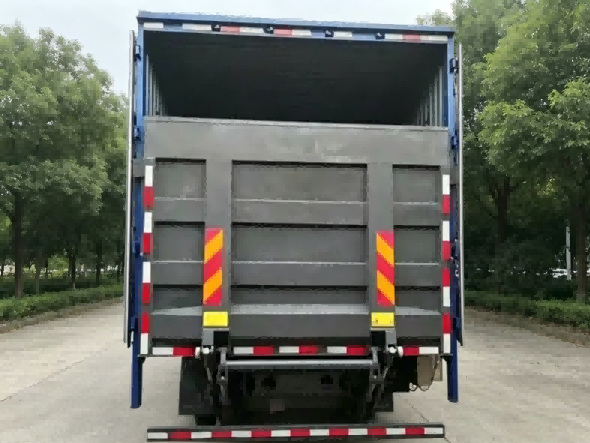 Hluboký ponor v průmyslu: Zúčtování technických materiálů – inteligentní kompozitní panely vs. vysokopevnostní ocel vs. hliníková slitina
