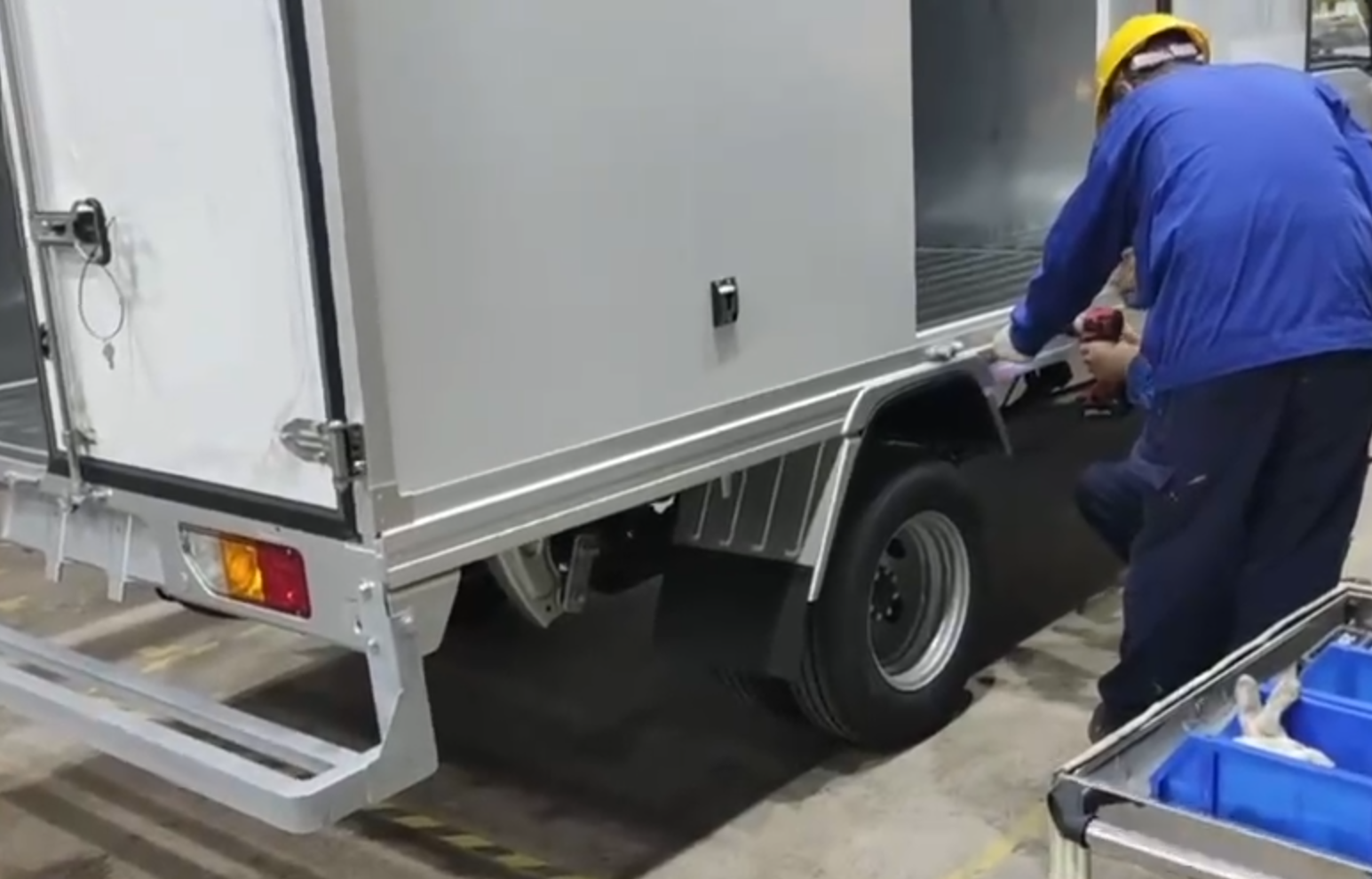 Poslední krok montáže nákladního boxu: Utěsnění s aplikací lepidla