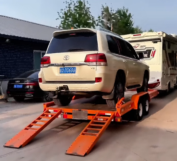 Přívěs valník s tandemovou nápravou o hmotnosti 3 tuny